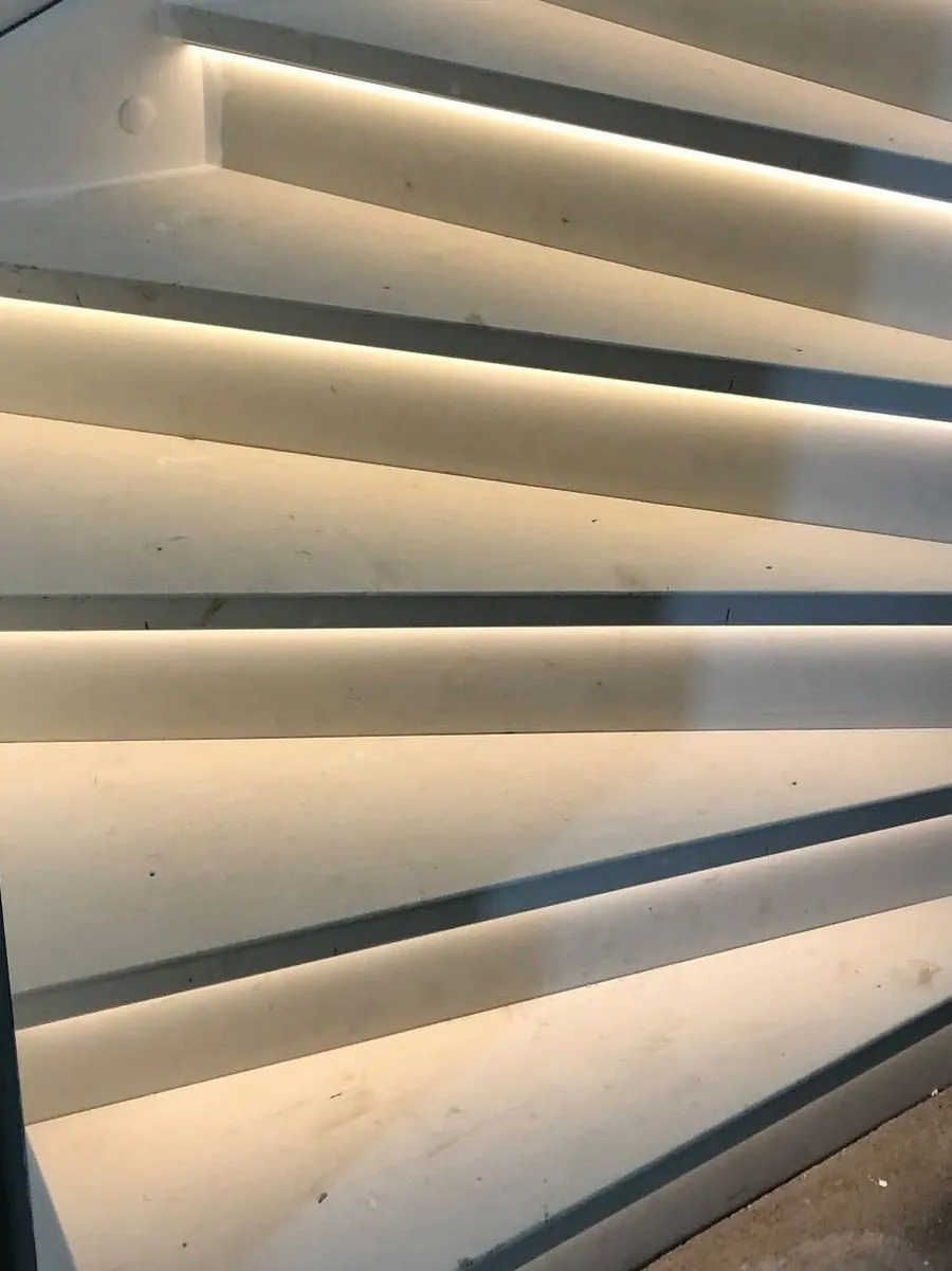 Lichtlijnen onder de traptreden, van dichtbij