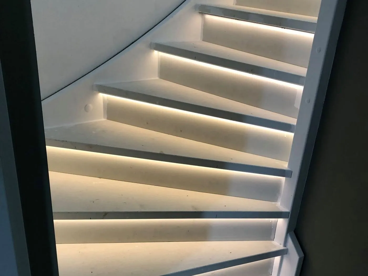 Verlichte traptreden in een woning, werk van van den Hoek Installatietechniek